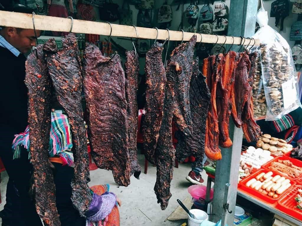 Bảo quản trâu gác bếp bằng cách phơi nắng