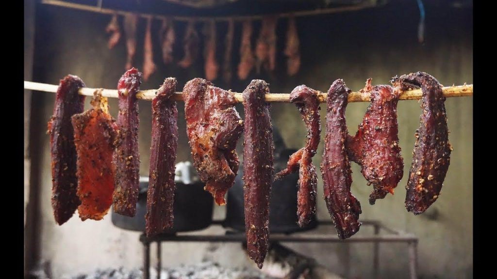 Bảo quản thịt trâu gác bếp bằng cách treo thịt lên gác bếp