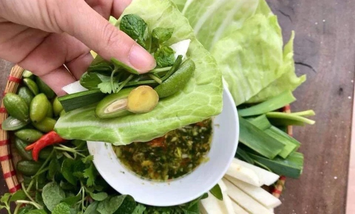 Giải mã sức ''hot'' của món nhót xanh cuốn bắp cải chấm chẩm chéo
