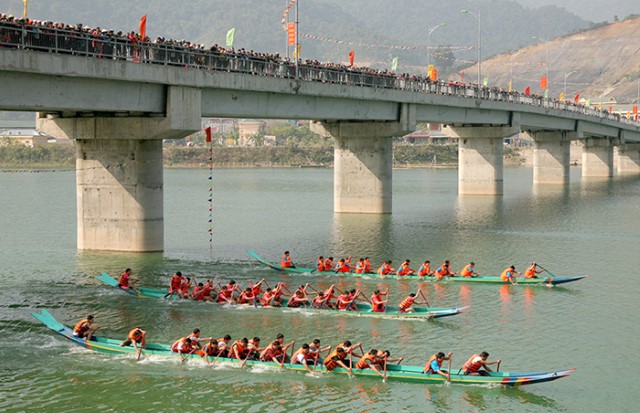 Lễ hội đua thuyền đuôi én - Lễ hội mùa xuân Tây Bắc