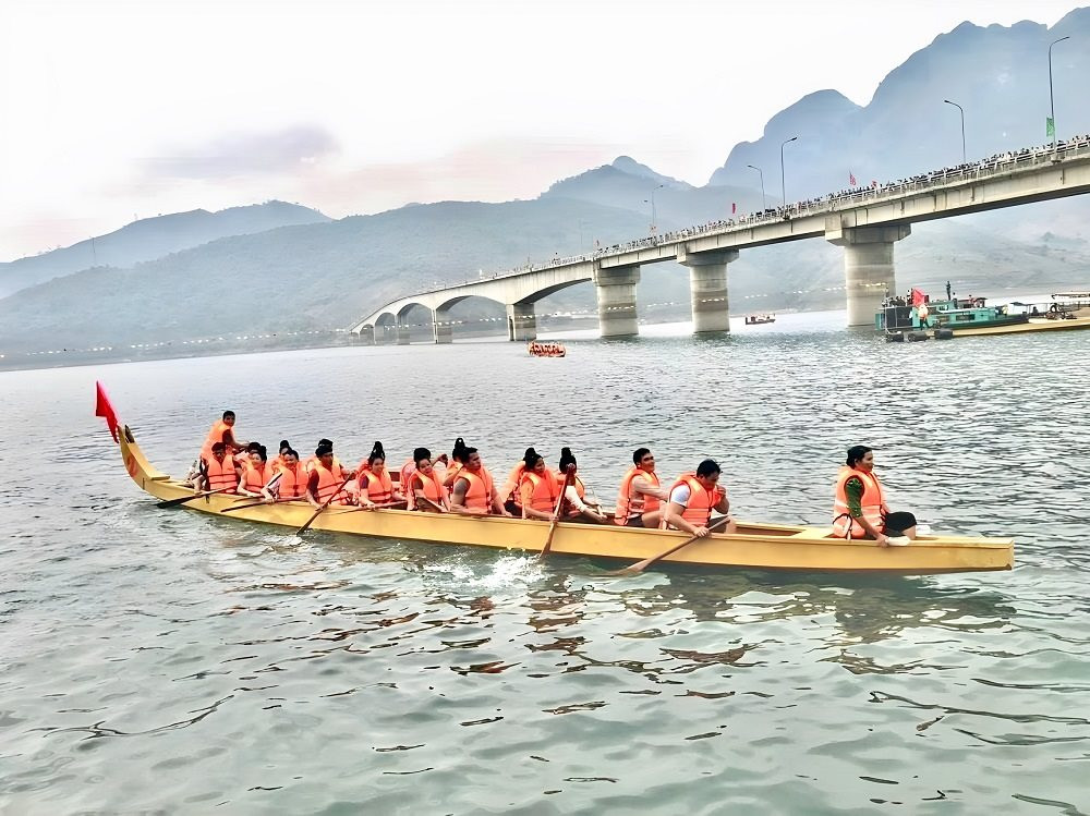 Lễ hội đua thuyền sông Đà - Lễ hội mùa xuân Tây Bắc