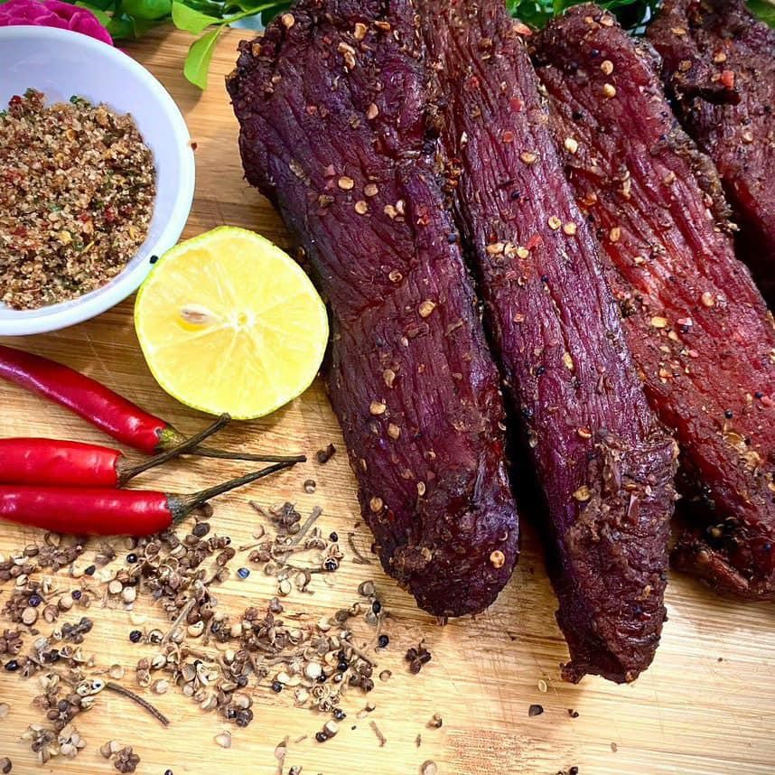 Bảo quản thịt trâu gác bếp Tây Bắc trong ngăn mát tủ lạnh