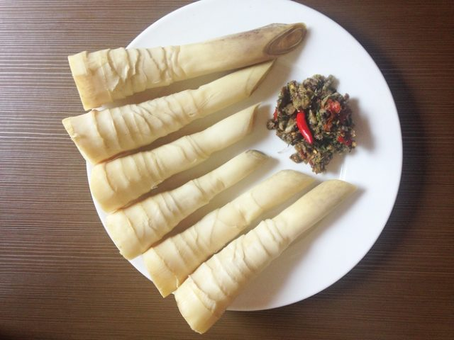 Măng luộc chấm chẩm chéo